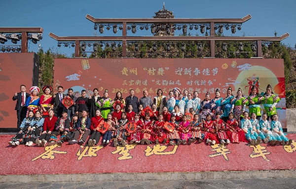 筆墨傳情暖基層 文化惠民賀新春——貴州書協(xié)“萬福迎春”公益活動(dòng)走進(jìn)晴隆三寶街道