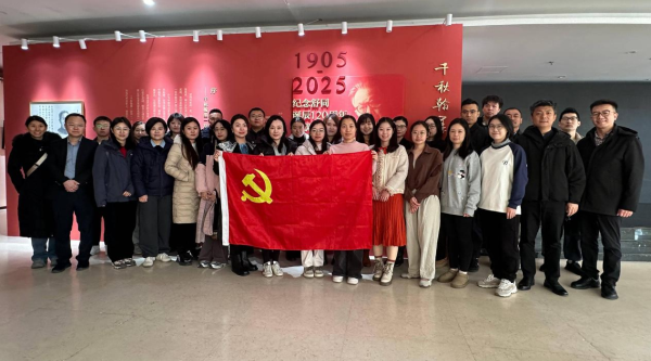 中國(guó)書(shū)協(xié)與中國(guó)書(shū)法出版?zhèn)髅接邢挢?zé)任公司青年理論學(xué)習(xí)小組學(xué)習(xí)參觀(guān)“千秋翰墨一舒同——紀(jì)念舒同誕辰120周年文獻(xiàn)展”