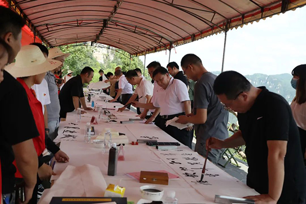 書法家們?cè)谑硕创宓鹊噩F(xiàn)場創(chuàng)作