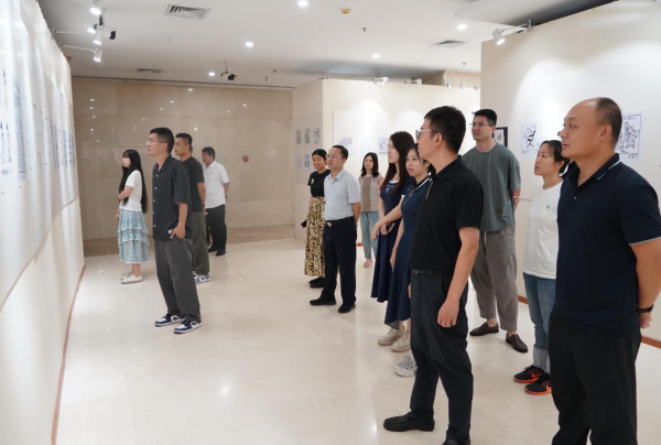 以漫畫(huà)為鑒：中國(guó)書(shū)協(xié)青年理論學(xué)習(xí)小組參觀(guān)學(xué)習(xí)《華君武漫畫(huà)展》