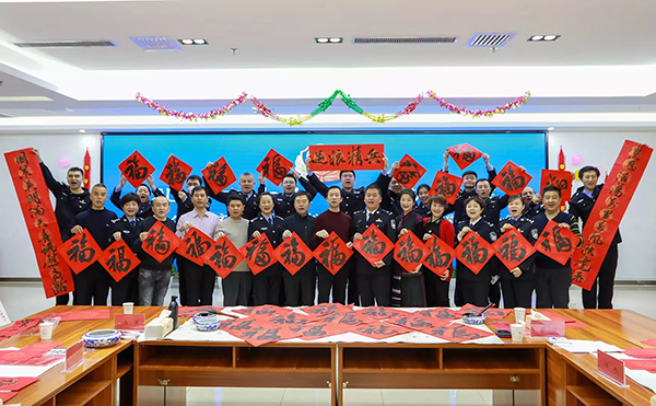 “禮贊二十大 奮進(jìn)新征程”——新疆書協(xié)新疆公安文聯(lián)送春聯(lián)送福進(jìn)警營(yíng)