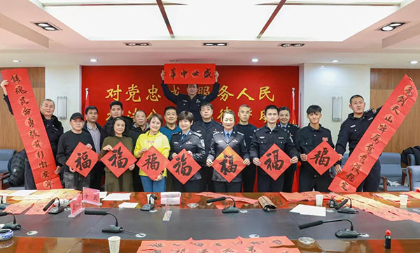 “禮贊二十大 奮進(jìn)新征程”——新疆書協(xié)新疆公安文聯(lián)送春聯(lián)送福進(jìn)警營(yíng)