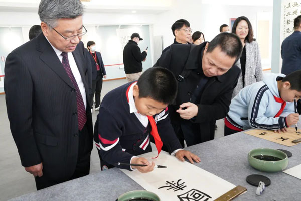 書法家指導(dǎo)孩子們書法創(chuàng)作